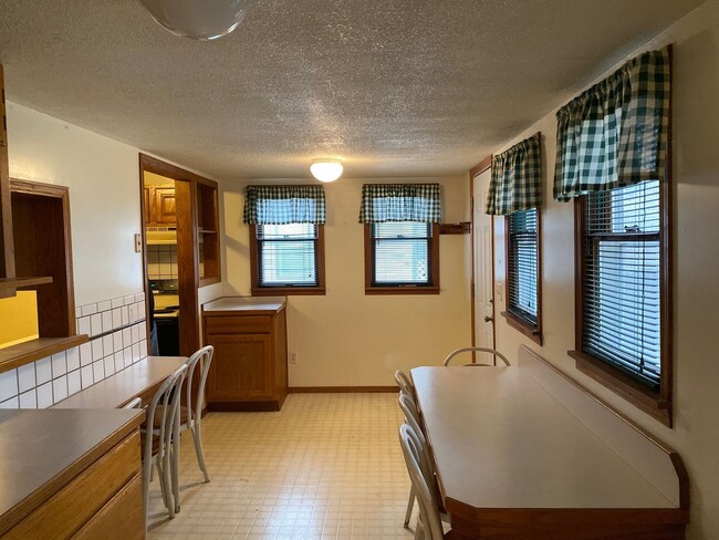 Building Photo - 2 Bedroom, 1 Bath, 1 Garage House w/ Appli...