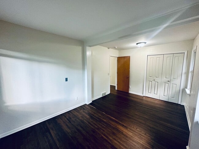 Building Photo - Elegant 2-Bedroom Single Family Home w/ Mo...