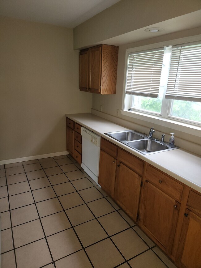 Building Photo - 930 Fremont St