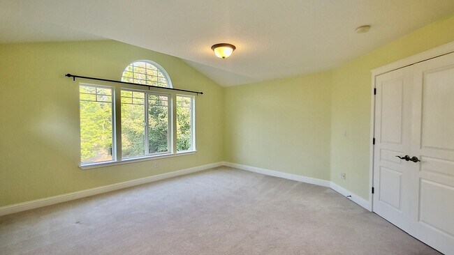 Building Photo - **$1000 OFF FIRST FULL MONTHS RENT**  Gorg...