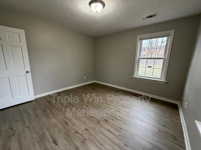 Building Photo - 520 Hentschel Pl