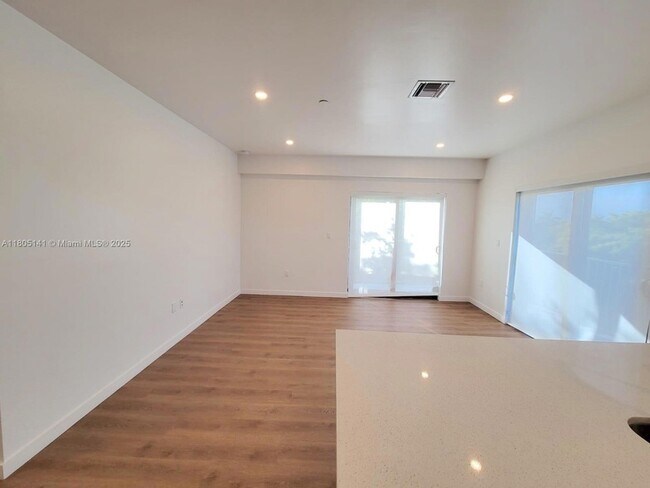 Building Photo - 1950 Fletcher St