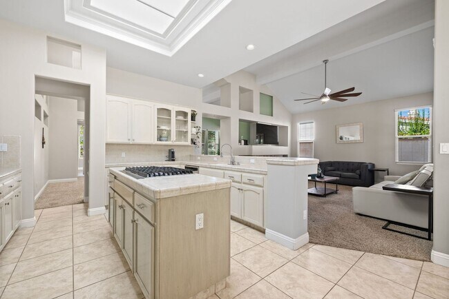 Building Photo - CLEAN 3 BEDROOM / 2 BATHROOM IN SEVEN OAK!...