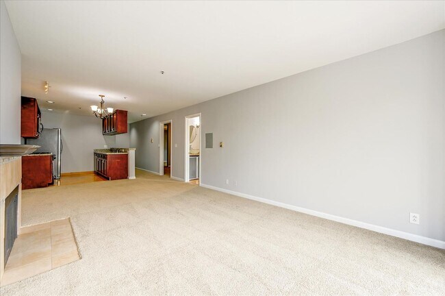 Building Photo - Prime Location 3 Bedroom Condo - Please Co...