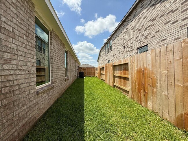 Building Photo - 28502 Great Saddle Trl