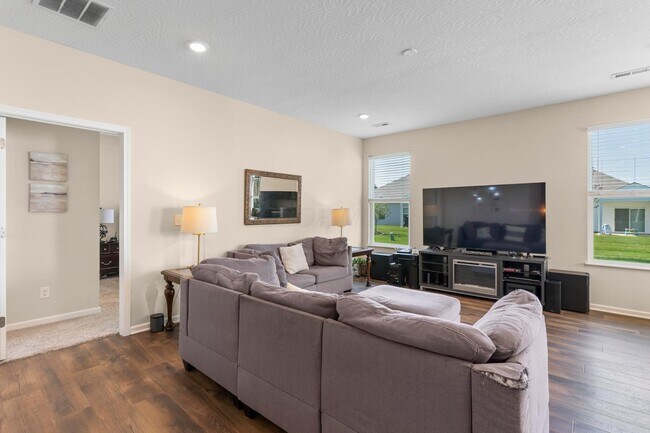 Building Photo - 220 Woodland Sky Dr