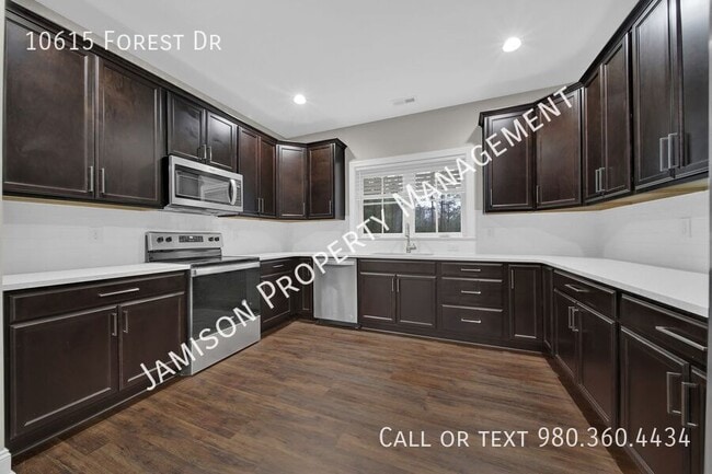 Building Photo - 10615 Forest Dr