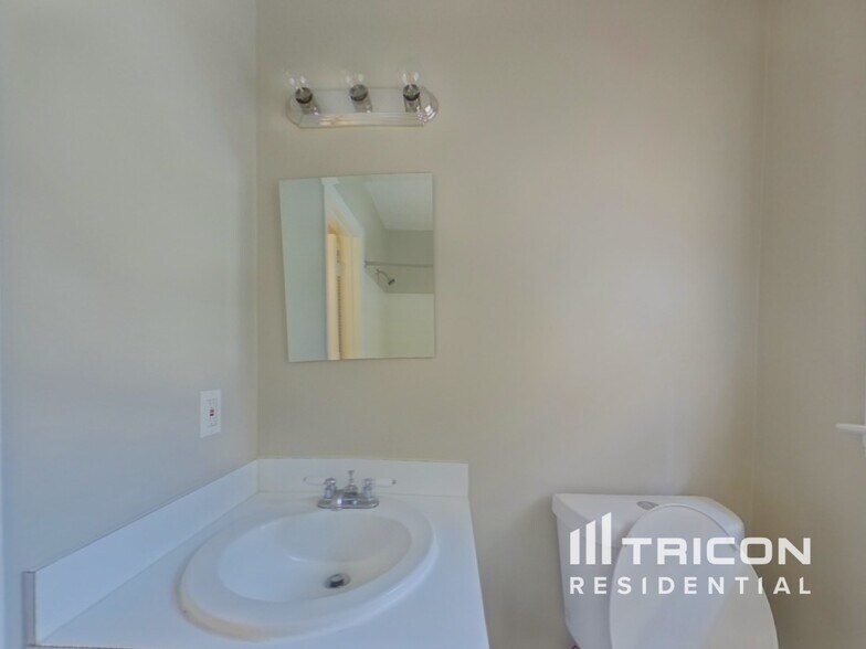 Building Photo - 5823 Williamsburg Dr NW