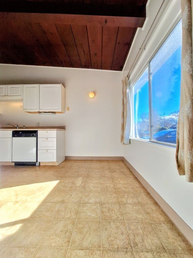 Building Photo - Cat Friendly 2bd Duplex w/Private Patio & Attached Garage