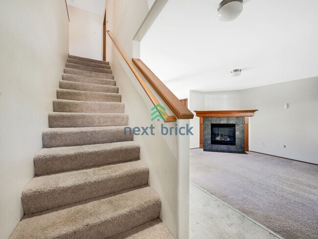 Building Photo - 4 Bed and 2.5 Bath Single-family Home is A...