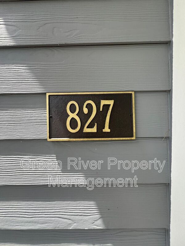 Building Photo - 827 Rivertree Pl
