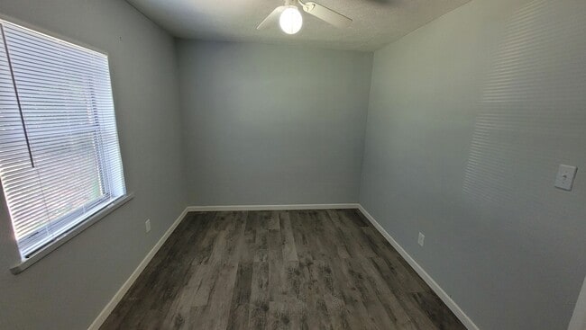 Building Photo - 2 Bedroom 1 Bath Home w/ Large Backyard fo...
