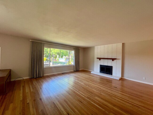 Building Photo - 1122 Viscaino Ave