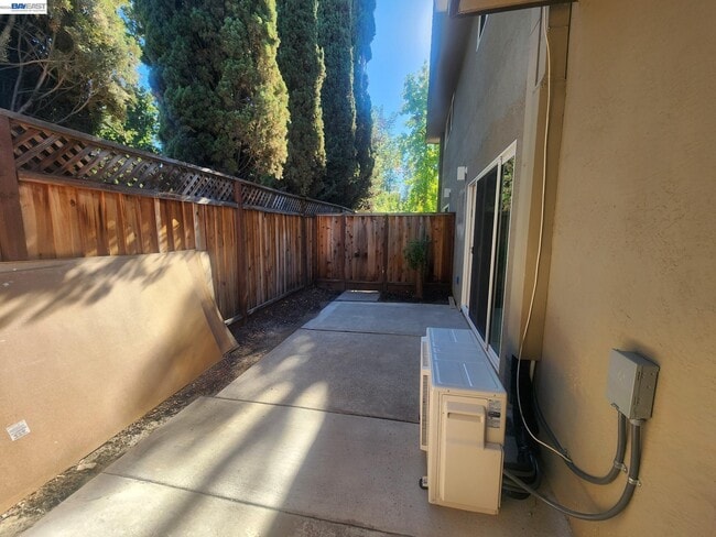 Building Photo - 749 Palomino Dr