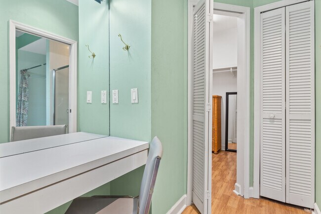 Building Photo - 1930 Westhampton Ct