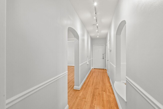 Building Photo - 920 Monticello Terrace