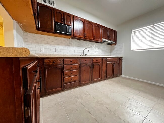 Building Photo - 647 Soya Dr