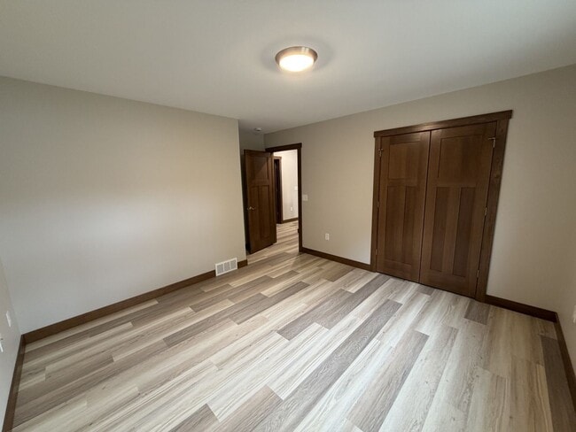 Building Photo - 419 2nd St E