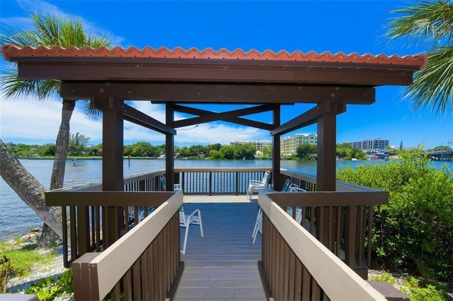 Pier on the property, excellent bird watching, fish, and boat watching - 1642 Stickney Point Rd