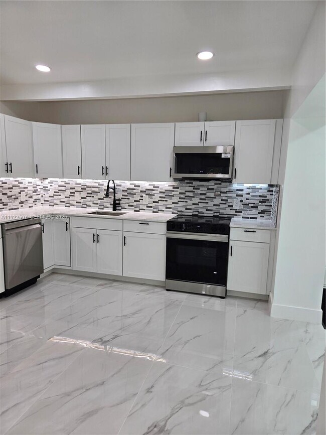 Building Photo - 987 NE 145th St