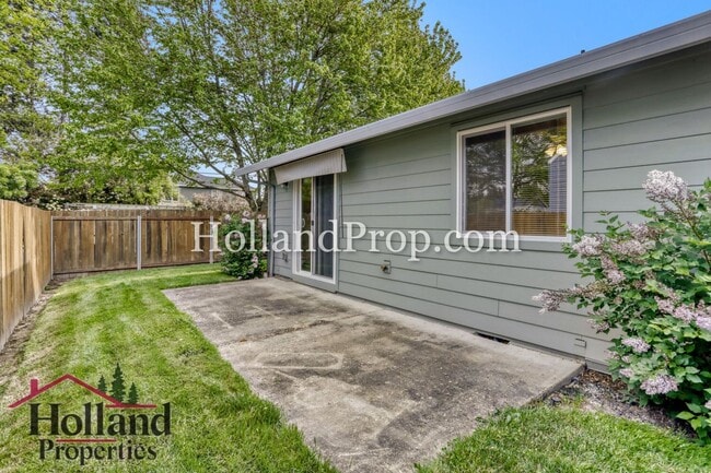 Building Photo - Lovely 2 bedroom unit with private fenced yard!