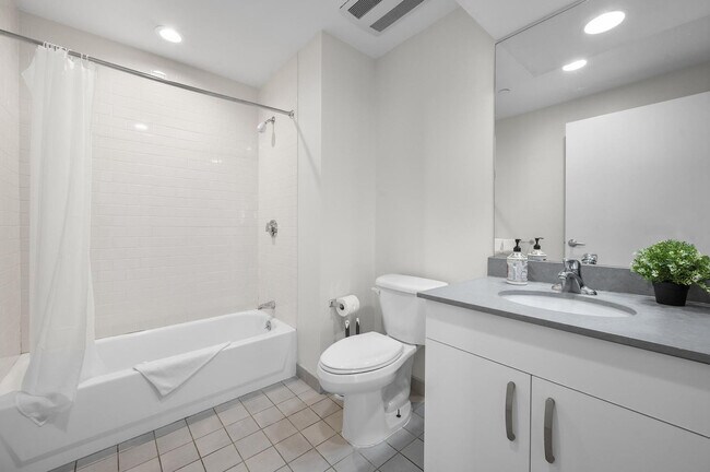 Building Photo - 601 Albany St