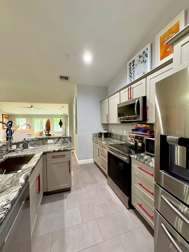 Building Photo - Spacious updated 4/2/2 Home Centrally Located in PSL!