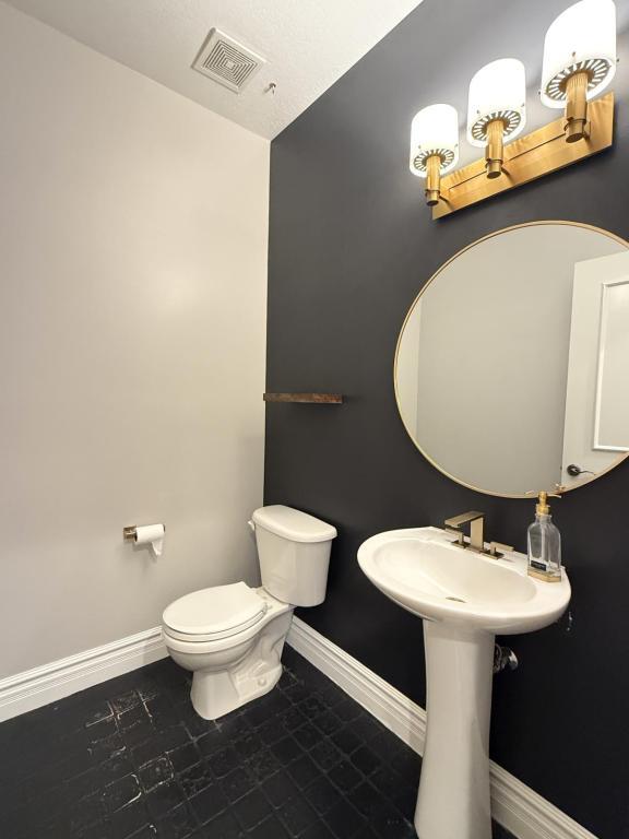 Building Photo - 1615 E Lakeview Way