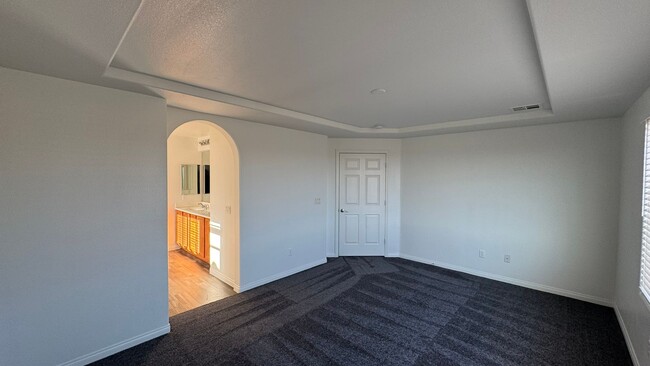 Building Photo - SW 2 story 4 bdrm Large yard