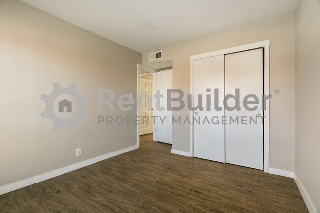 Building Photo - MONTHLY YARD SERVICE INCLUDED JUST IN TIME FOR SPRING!!!