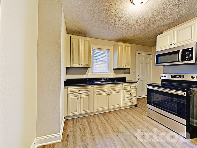 Building Photo - 1511 N Davidson St