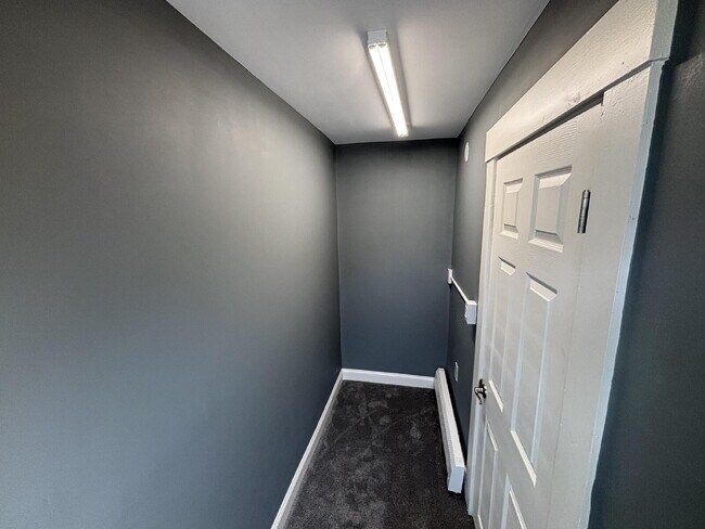 Building Photo - Newly Renovated 3BR Apartment with Modern Updates – Convenient Location!