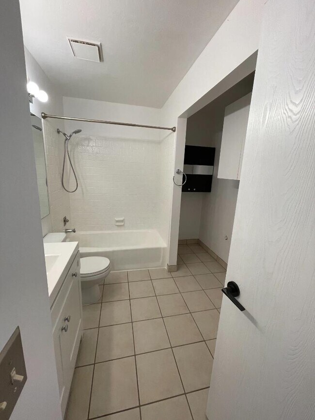 Building Photo - 1242 Eastridge Cir