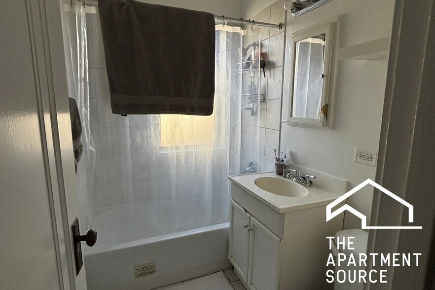 Building Photo - 3325 N Lakewood Ave