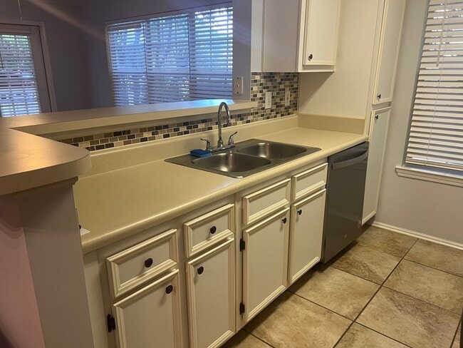 Building Photo - Great First Floor Condo in the Reserve at Woodbridge