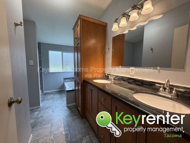 Building Photo - 121 349th St S