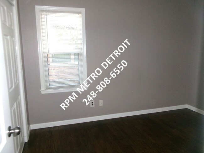 Building Photo - Two Bedroom Home in Royal Oak