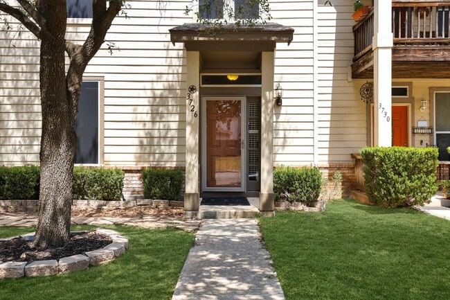Building Photo - Stylish Two-Story Townhome with Greenbelt ...