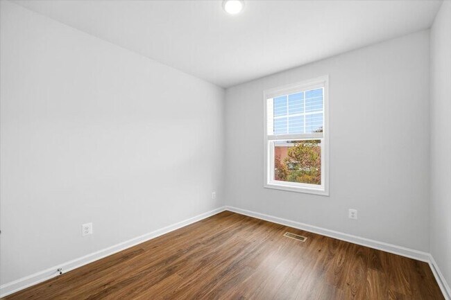 Building Photo - 628 Bushwood Alley