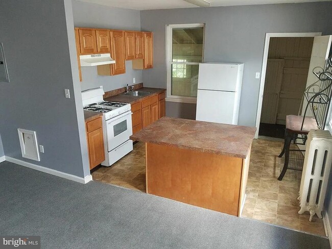 Building Photo - 129 W Miner St