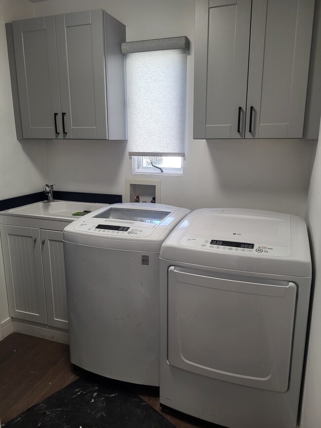 Building Photo - 454 Woodland Dr W