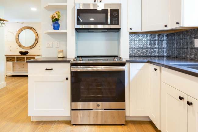 Stainless Steel backsplash has been installed - 629 Storrs Rd