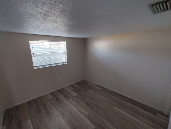 Building Photo - Enjoy the convenience and comfort of this 2/1 apartment in New Port Richey.