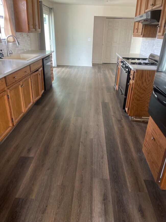 Building Photo - 817 Lake Ave