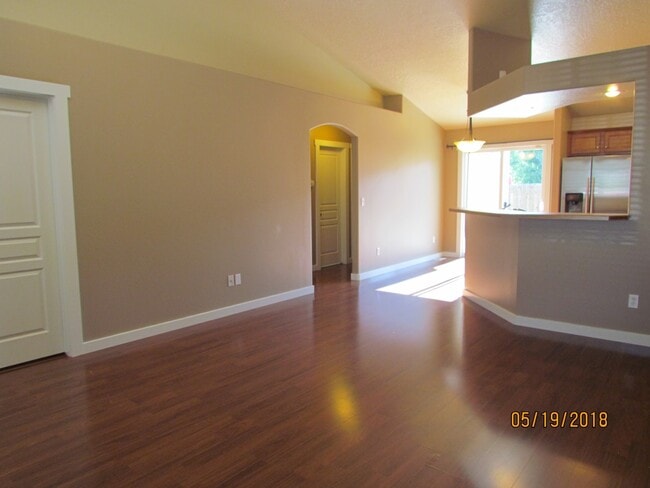 Building Photo - 4 bedroom 2 bath + Bonus Room home and nei...