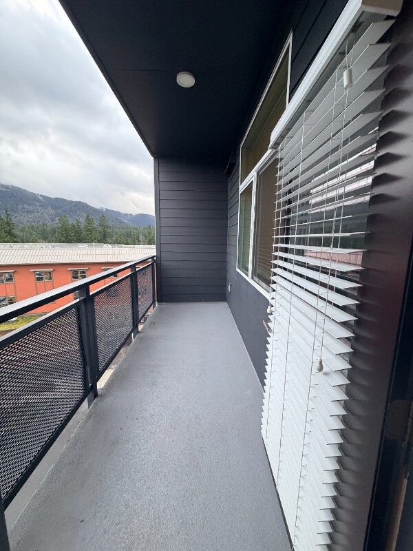 Building Photo - 580 8th Ave NE