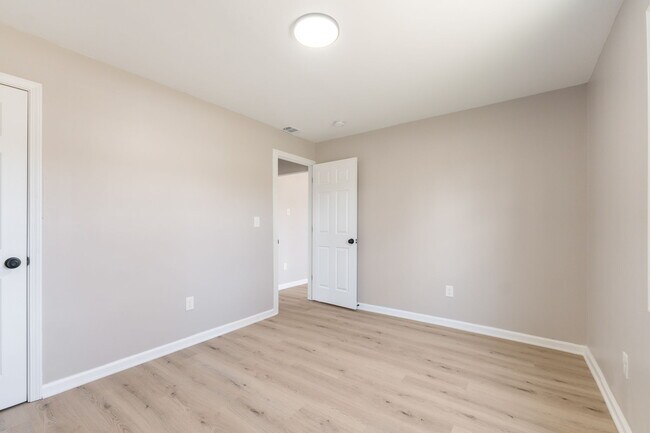 Building Photo - 957 Exeter Rd