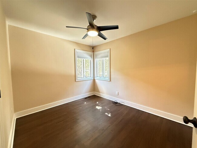 Building Photo - 186 Nassau Rd