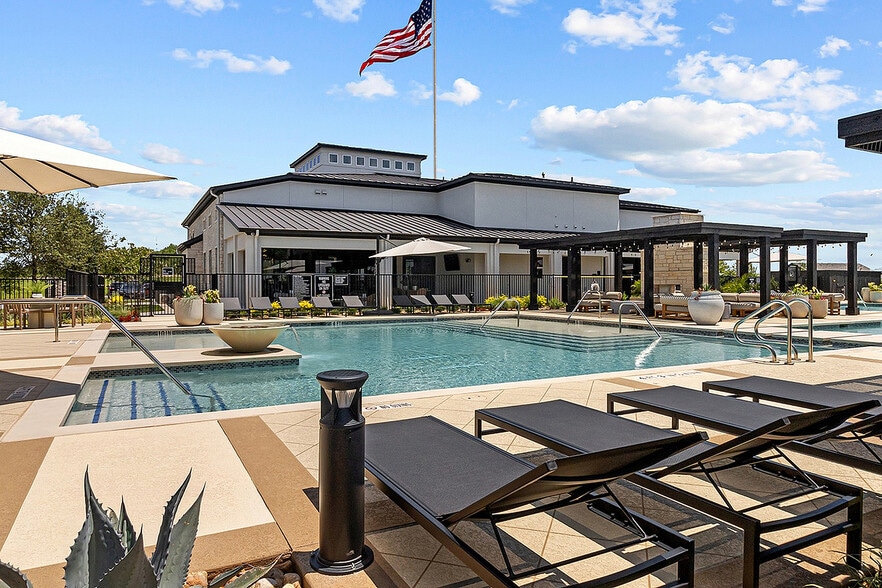 Building Photo - Luxe of Denton