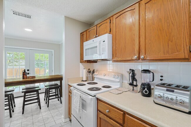 Building Photo - 2502 High Hollow Dr
